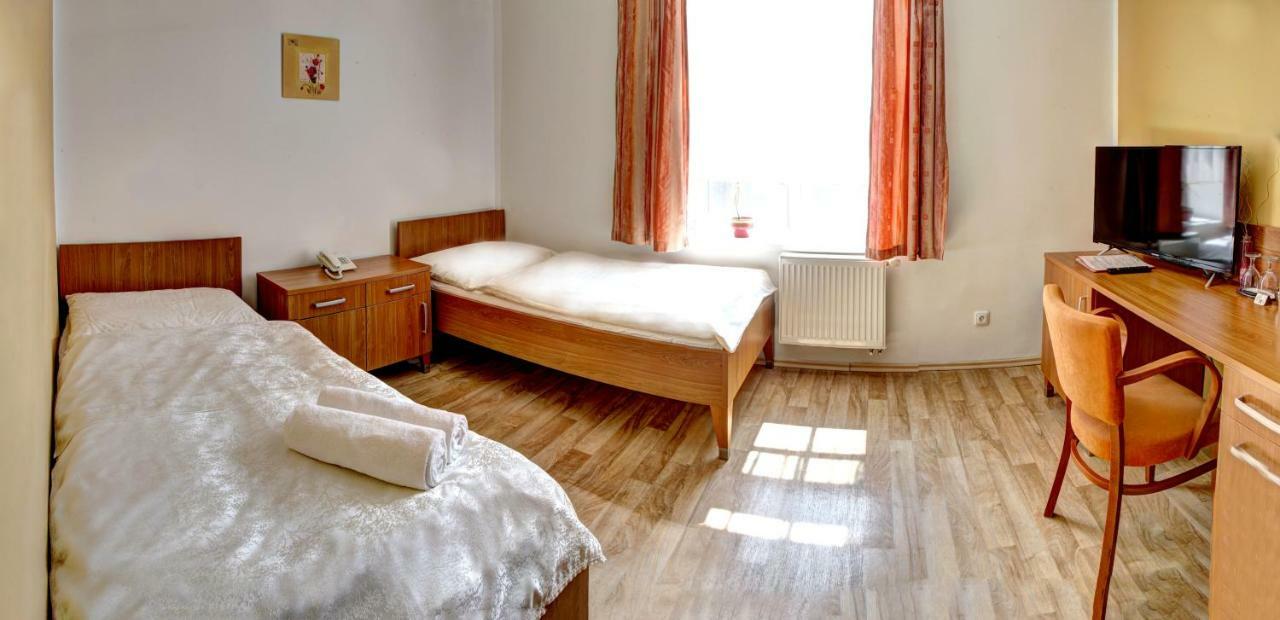 Penzion Tillerova Vila Lázně Bohdaneč Bagian luar foto