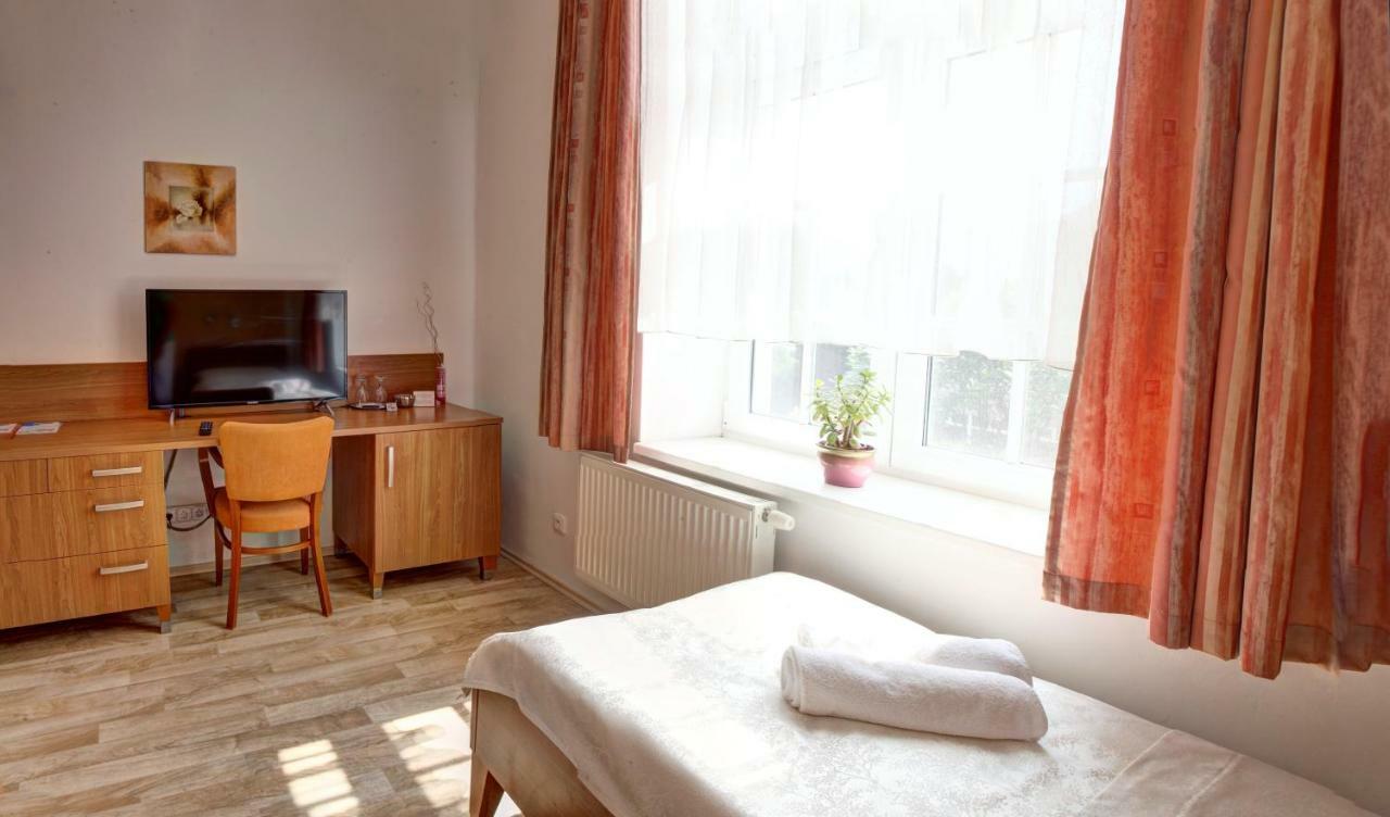 Penzion Tillerova Vila Lázně Bohdaneč Bagian luar foto