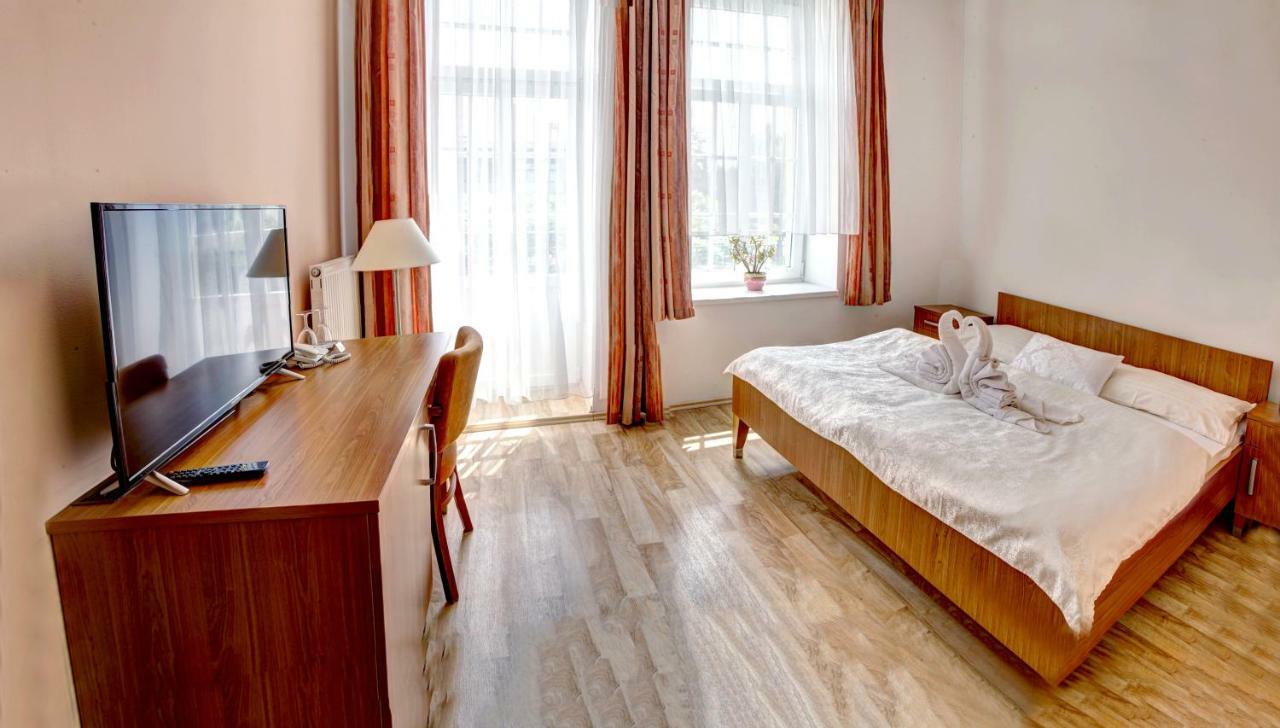 Penzion Tillerova Vila Lázně Bohdaneč Bagian luar foto