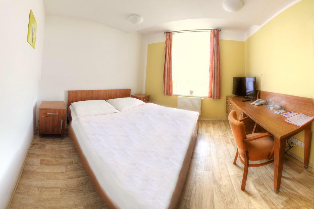 Penzion Tillerova Vila Lázně Bohdaneč Bagian luar foto