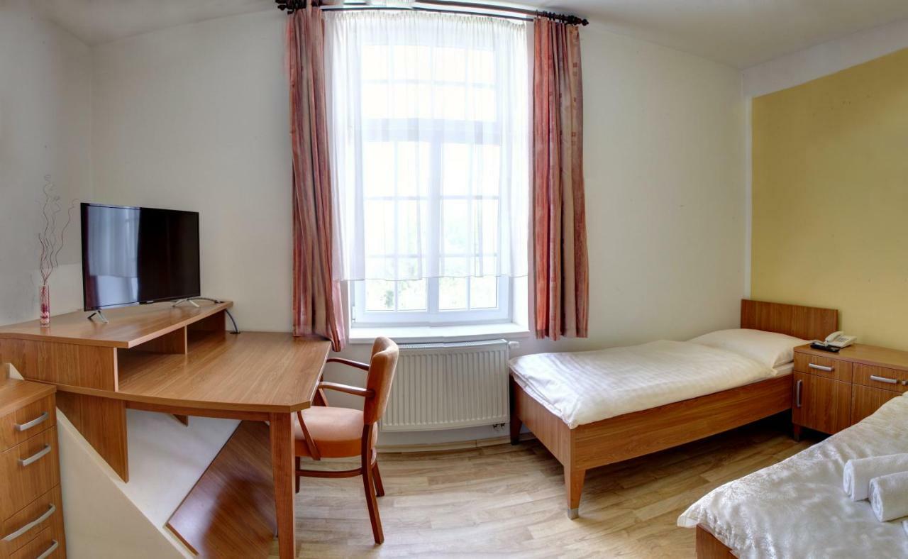 Penzion Tillerova Vila Lázně Bohdaneč Bagian luar foto