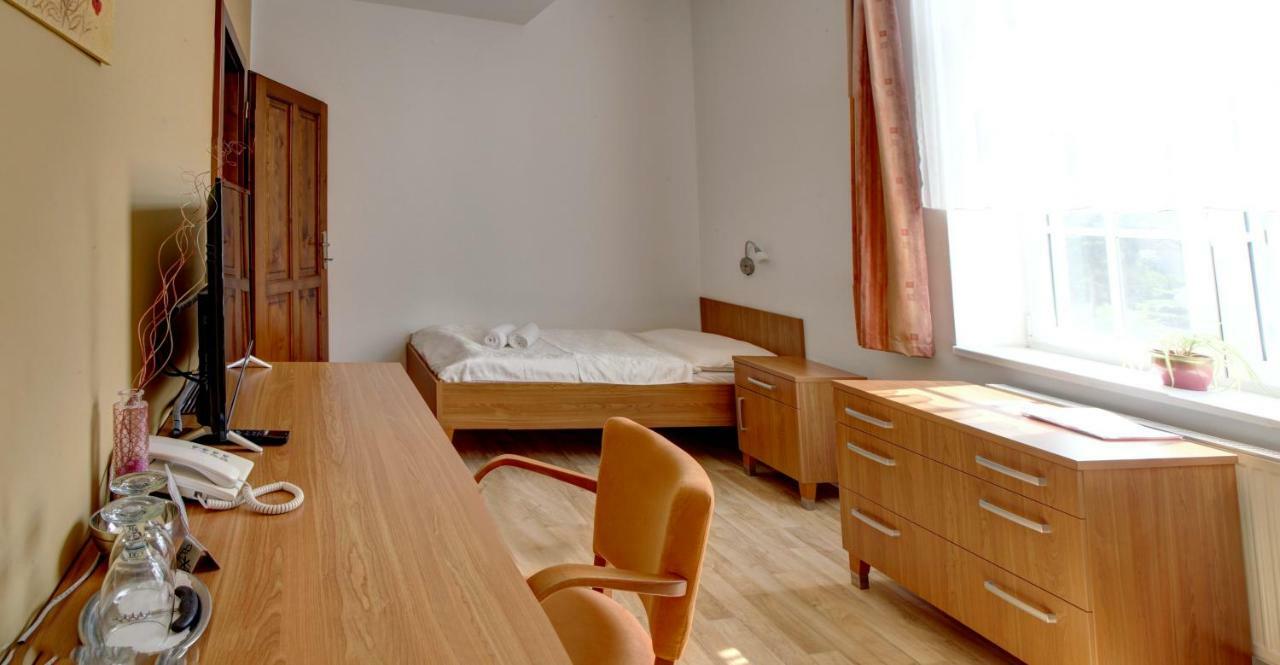 Penzion Tillerova Vila Lázně Bohdaneč Bagian luar foto