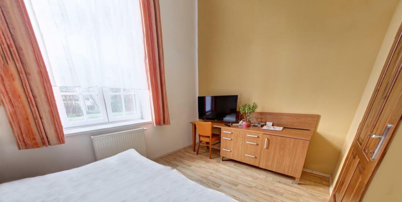 Penzion Tillerova Vila Lázně Bohdaneč Bagian luar foto